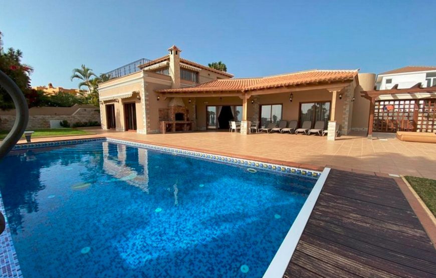 Large family holiday villa near the beach