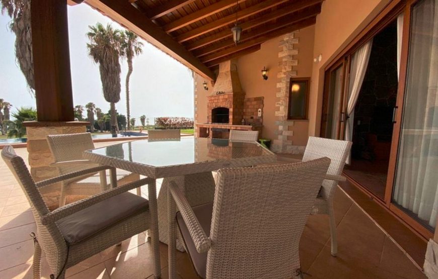 Large family holiday villa near the beach
