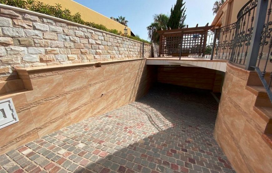 Large family holiday villa near the beach