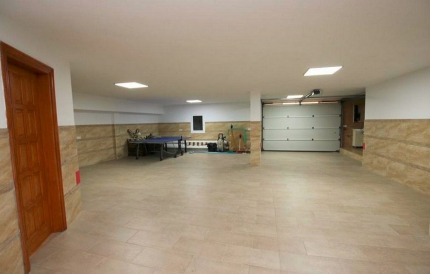 Large family holiday villa near the beach