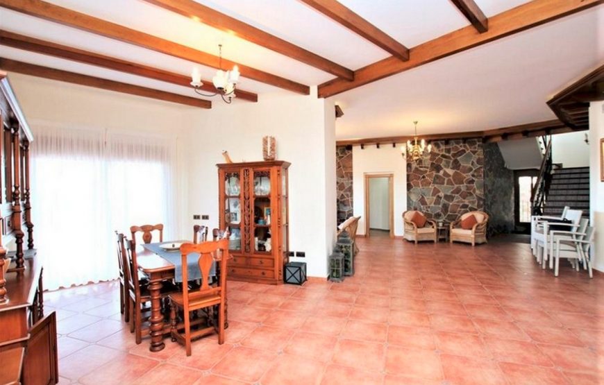 Large family holiday villa near the beach