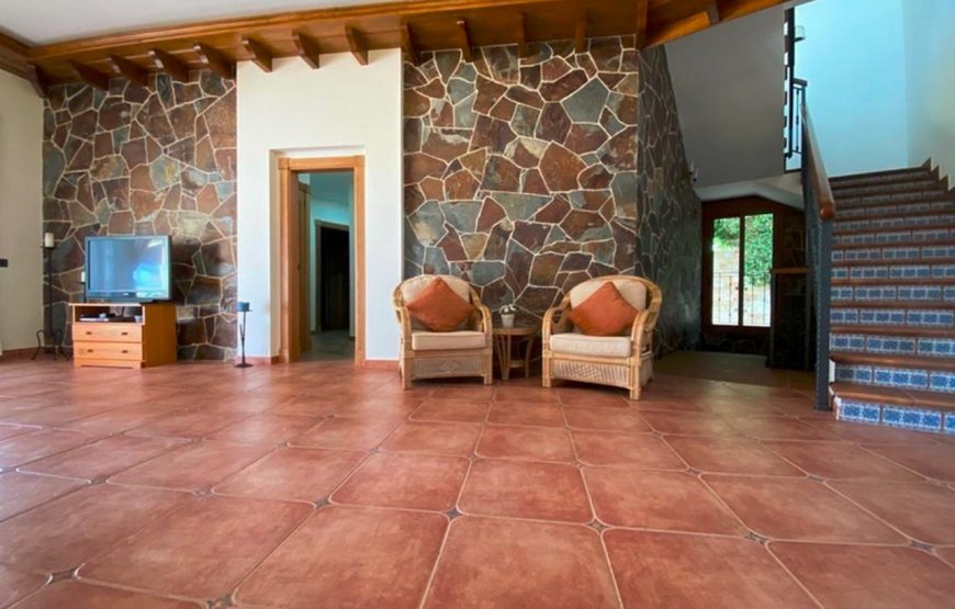 Large family holiday villa near the beach