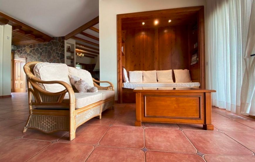 Large family holiday villa near the beach
