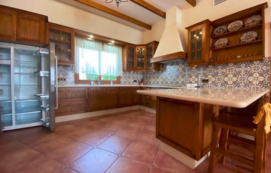 Large family holiday villa near the beach