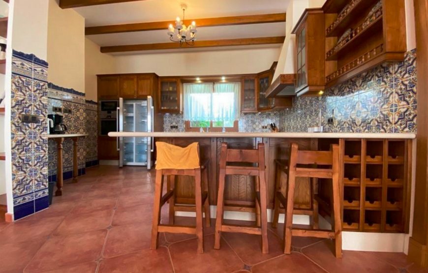 Large family holiday villa near the beach