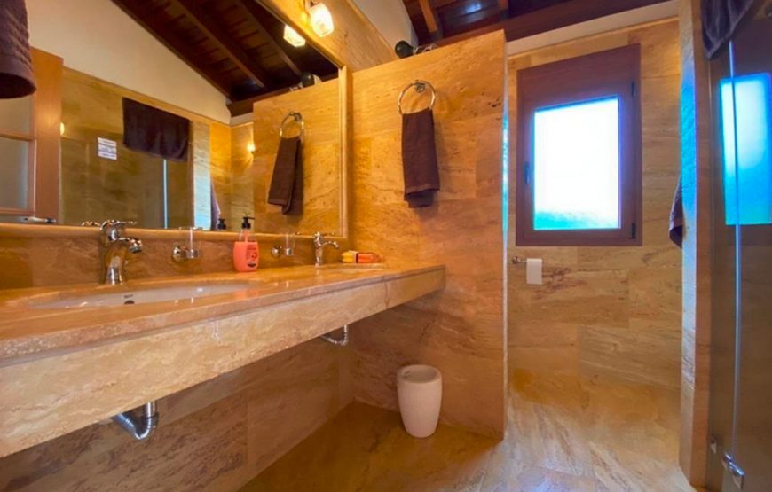Large family holiday villa near the beach
