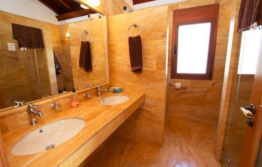 Large family holiday villa near the beach