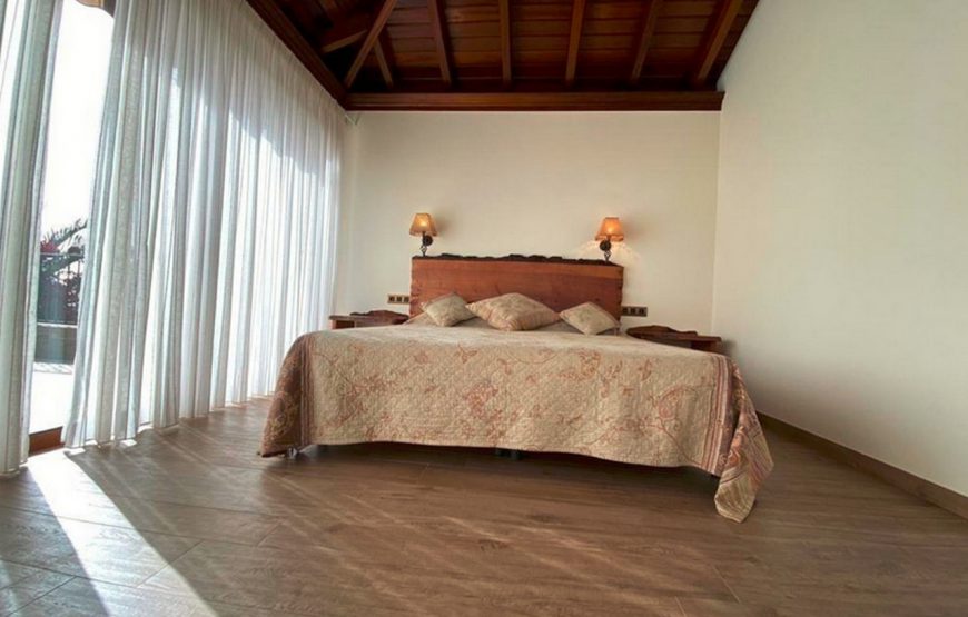 Large family holiday villa near the beach