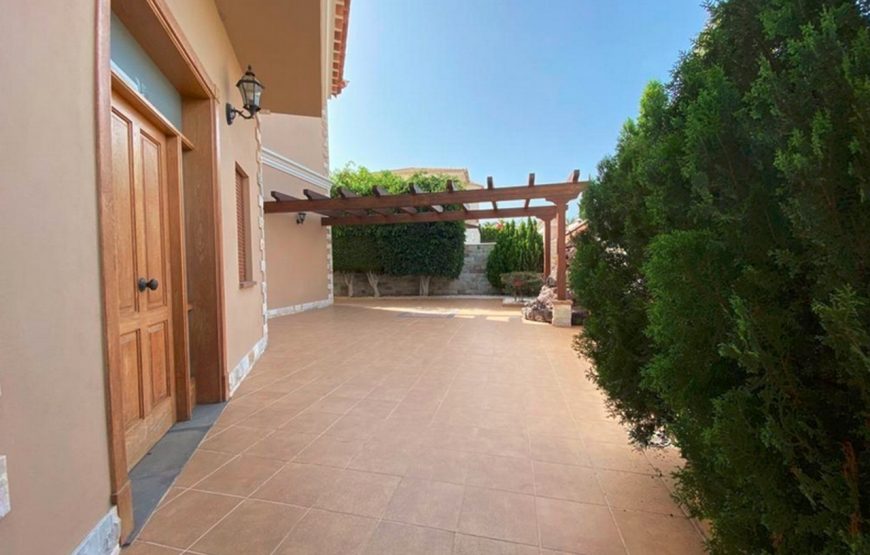 Large family holiday villa near the beach