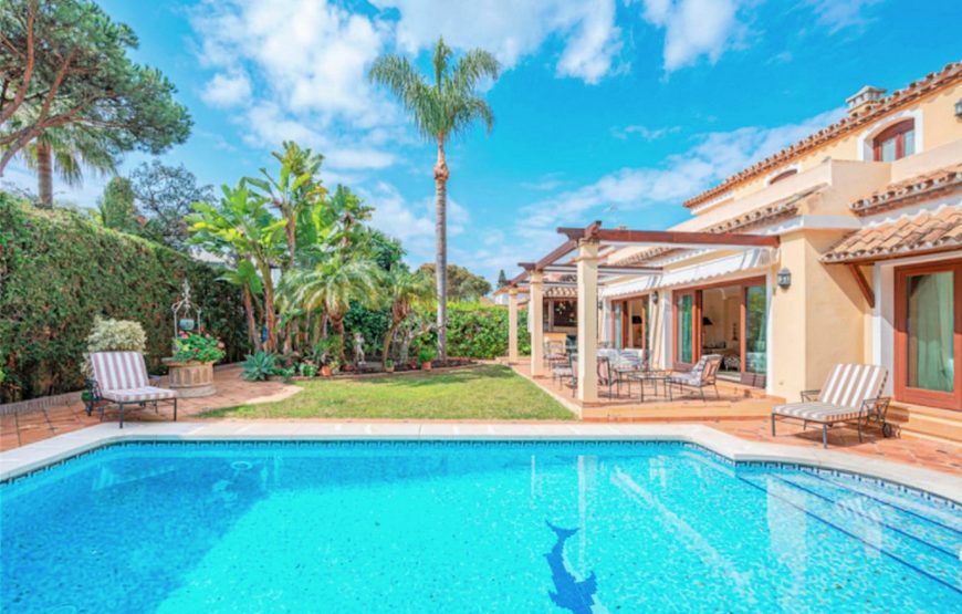 Modern villa El Presidente only 250 m from the beach