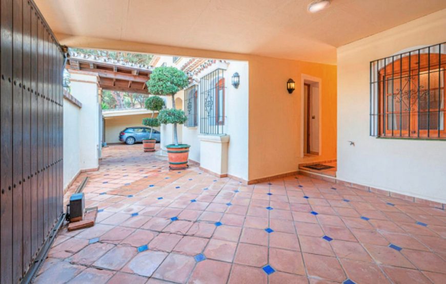 Modern villa El Presidente only 250 m from the beach