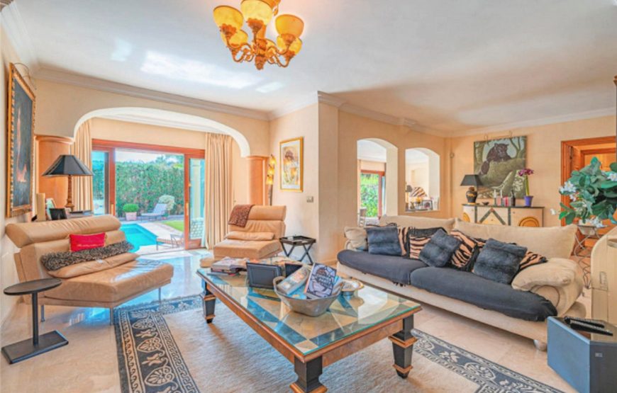 Modern villa El Presidente only 250 m from the beach