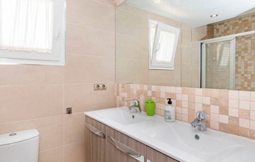 Semi-detached villa of 4bedrooms with private pool