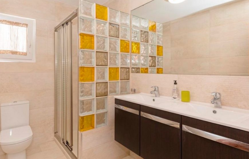 Semi-detached villa of 4bedrooms with private pool