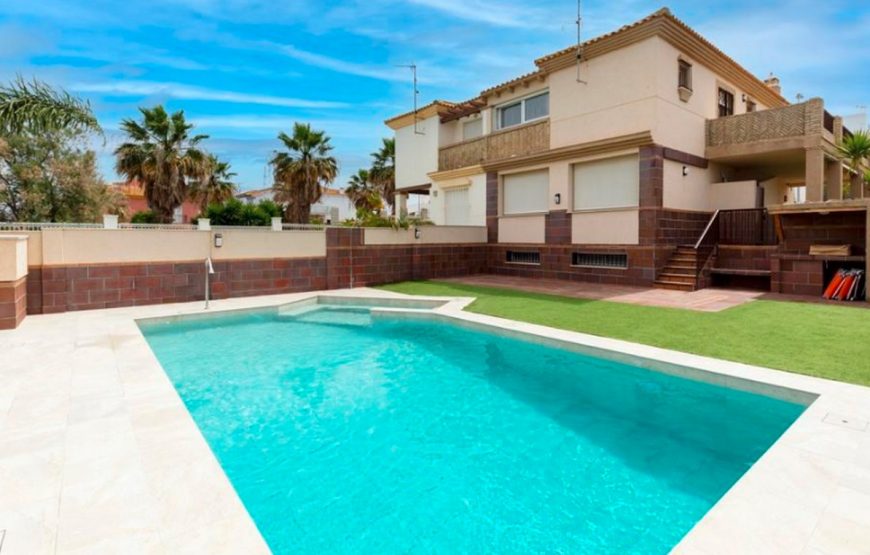 Semi-detached villa of 4bedrooms with private pool
