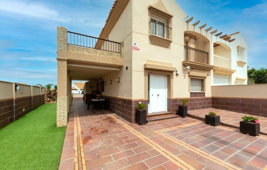 Semi-detached villa of 4bedrooms with private pool