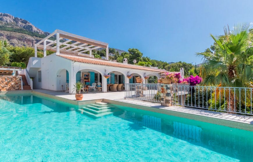 Beautiful villa with a contemporary Ibizan style