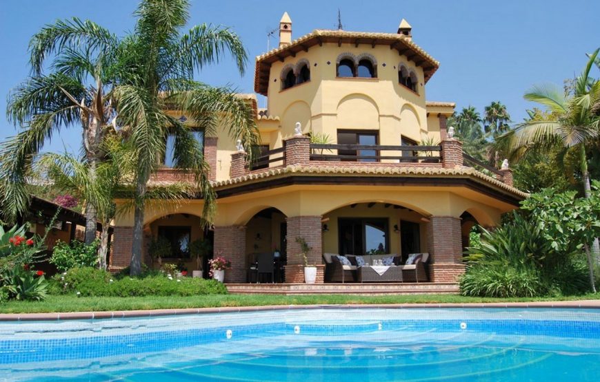 Villa with heated pool, jacuzzi and sea views