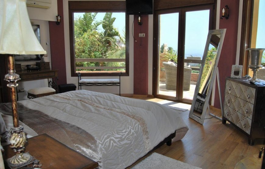 Villa with heated pool, jacuzzi and sea views